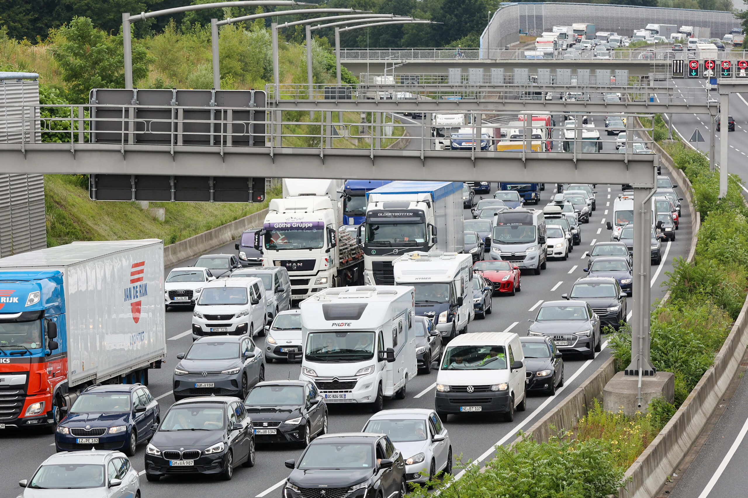 Weil ein Lkw liegengeblieben ist, staute es sich am Dienstagmorgen auf der A7 in Richtung Hamburg. (Archivbild)