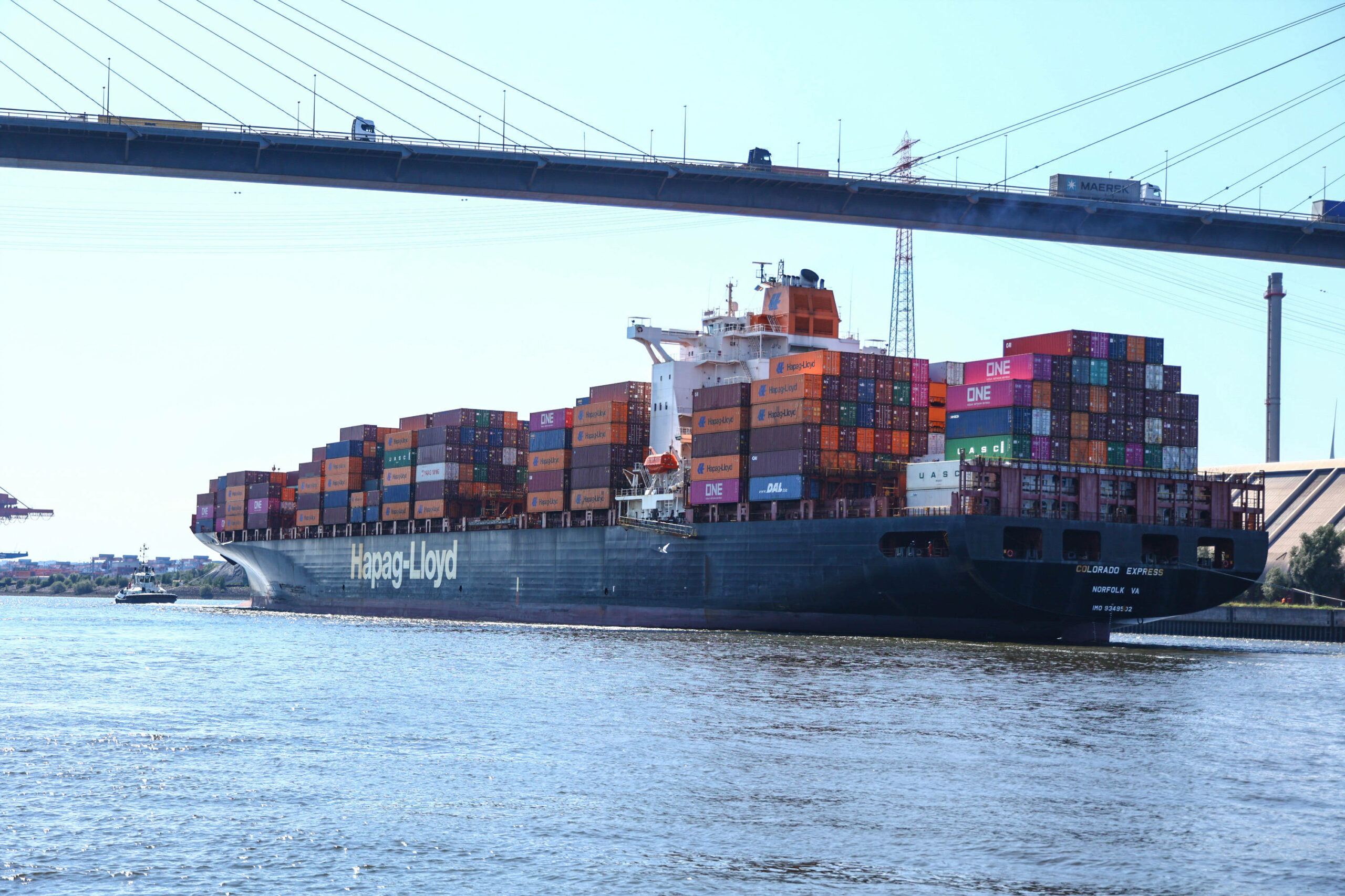 Das Hapag-Lloyd-Schiff „Colorado Express“ fährt unter der Köhlbrandbrücke hindurch.