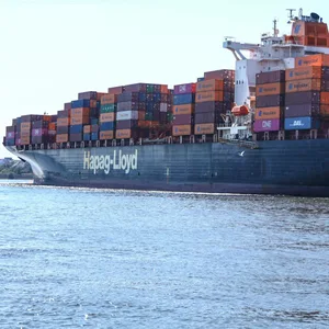 Das Hapag-Lloyd-Schiff „Colorado Express“ fährt unter der Köhlbrandbrücke hindurch.