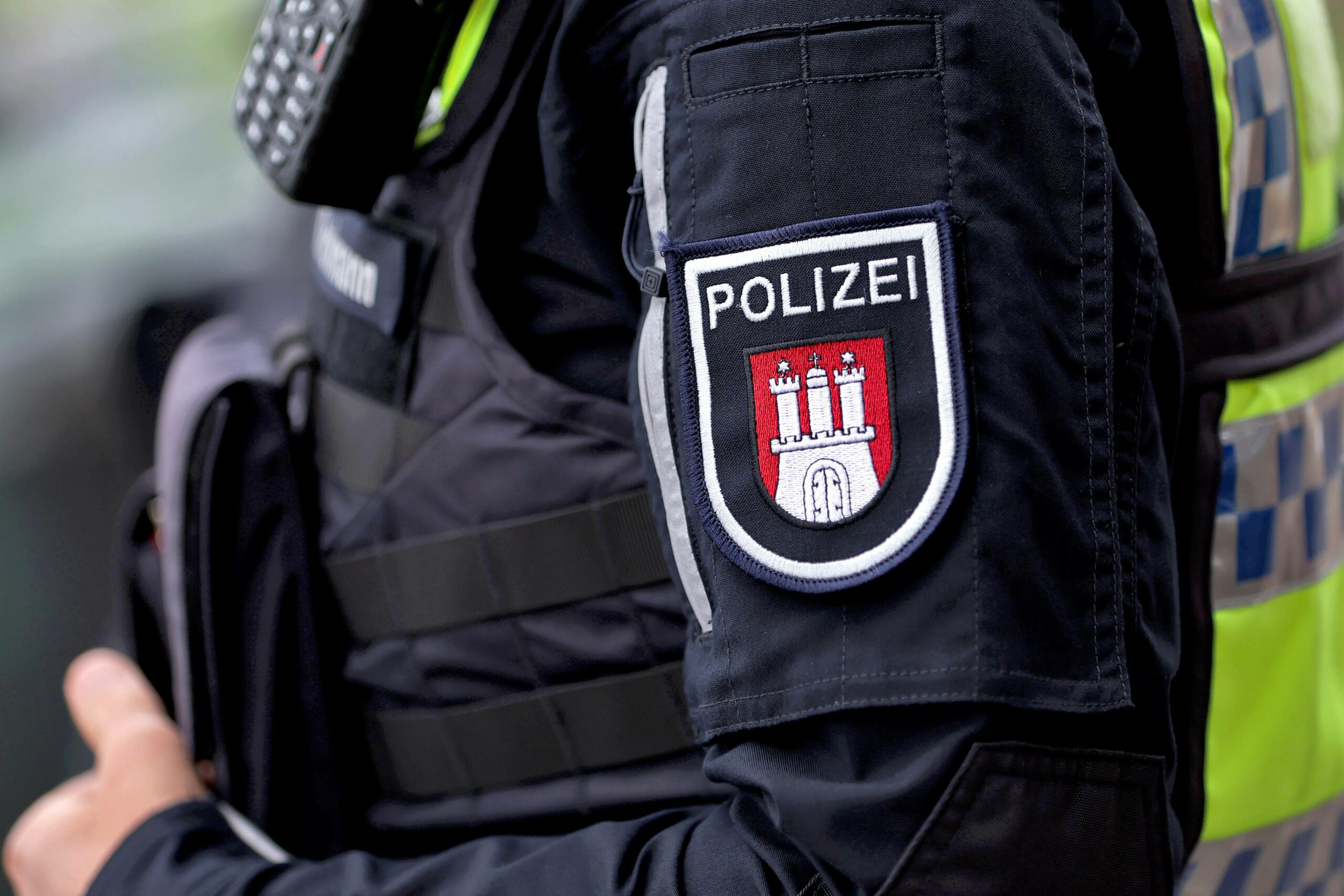 Der Staatsschutz hat die Ermittlungen übernommen, Zeugen werden gebeten, sich bei der Polizei zu melden.