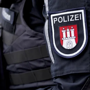 Der Staatsschutz hat die Ermittlungen übernommen, Zeugen werden gebeten, sich bei der Polizei zu melden.