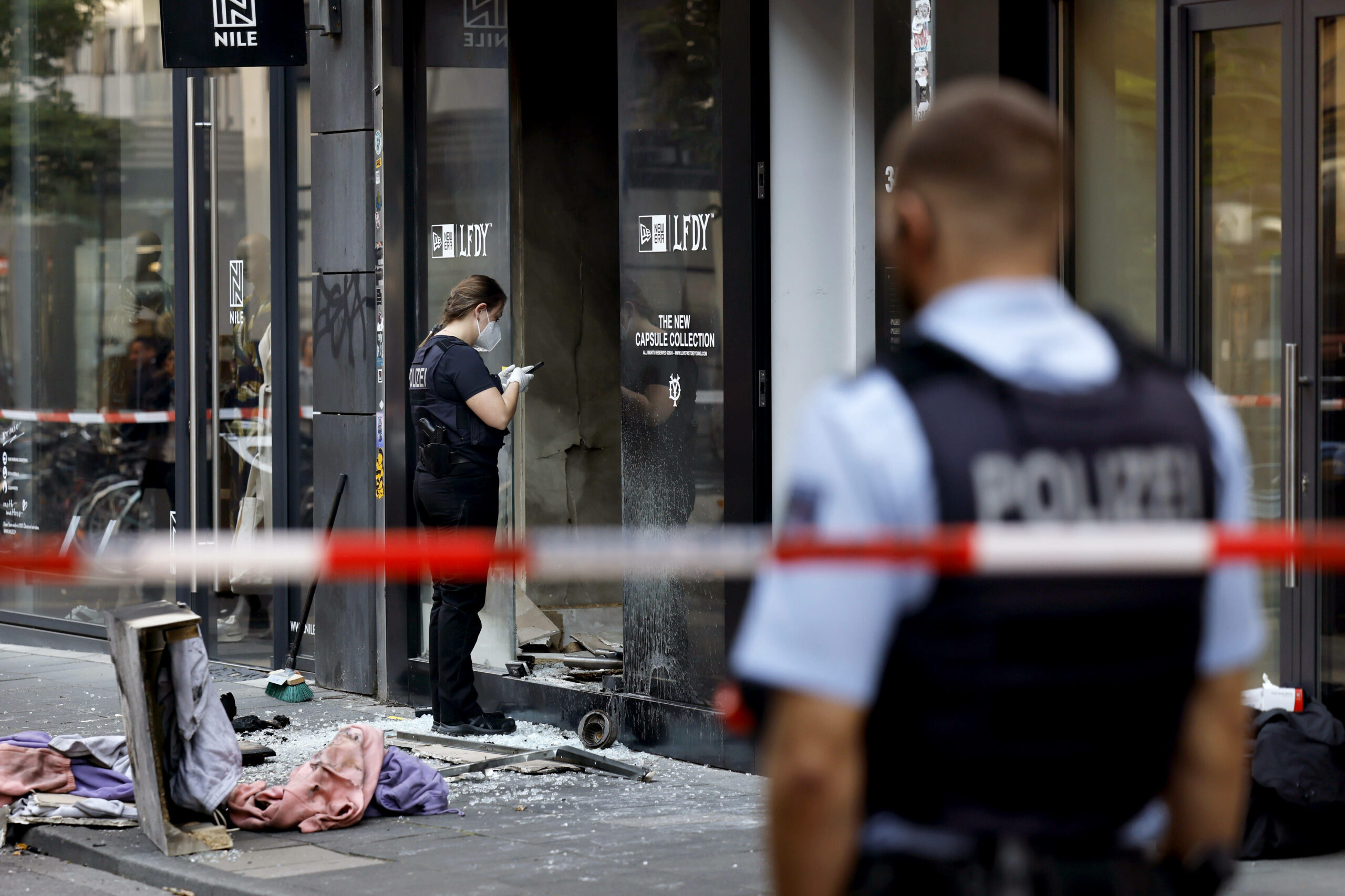 Nach einer Explosion vor dem Kölner Store des Modelabels „LFDY“ hat der leitende Polizeidirektor der Polizei Köln eine europaweite Warnung ausgesprochen. Das Label wurde innerhalb von zwei Monaten bereits mehrfach Ziel mutmaßlicher Angriffe. LFDY hat seit 2022 auch ein Store in Hamburg.