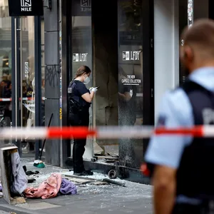 Nach einer Explosion vor dem Kölner Store des Modelabels „LFDY“ hat der leitende Polizeidirektor der Polizei Köln eine europaweite Warnung ausgesprochen. Das Label wurde innerhalb von zwei Monaten bereits mehrfach Ziel mutmaßlicher Angriffe. LFDY hat seit 2022 auch ein Store in Hamburg.