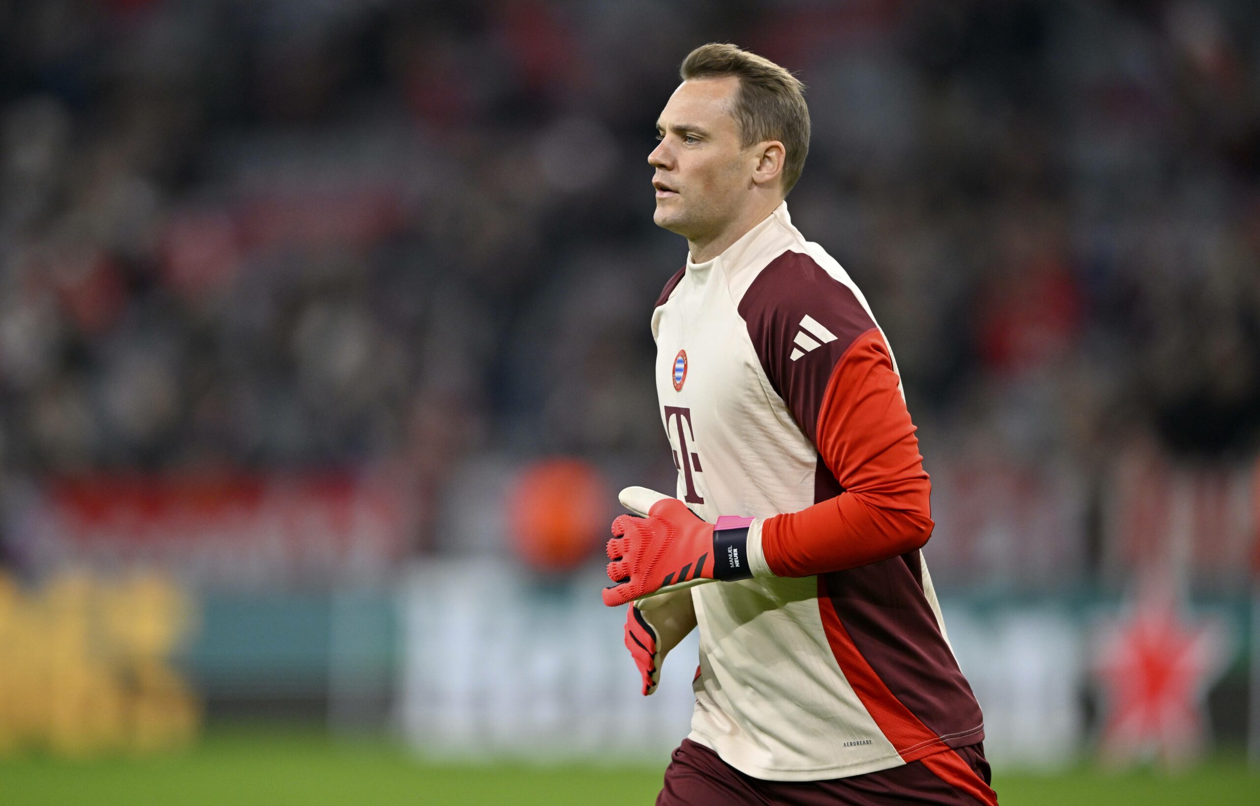 Manuel Neuer läuft über den Platz im Trainingsdress des FC Bayern München