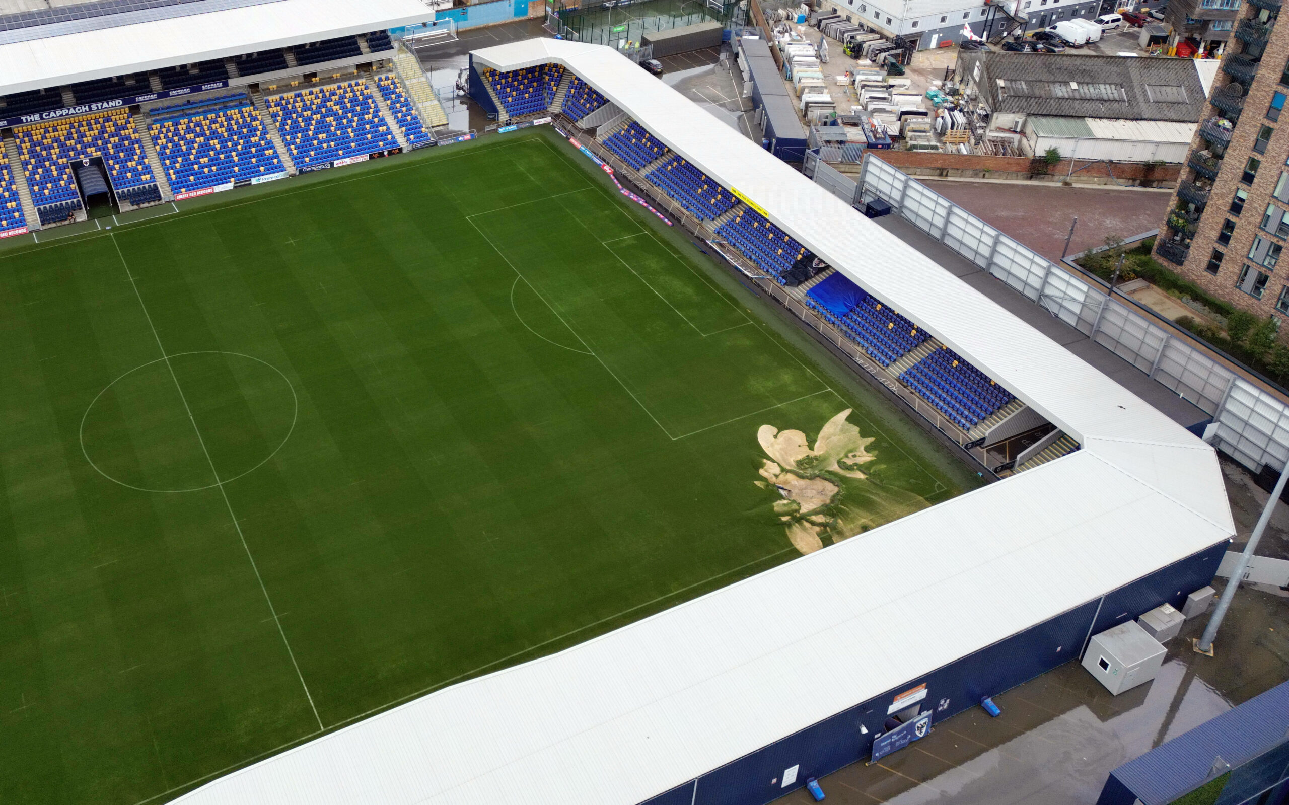 Stadion vom AFC Wimbledon, unten rechts an der Eckfahne eine Sandstelle