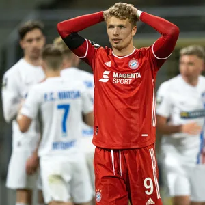 Fiete Arp schlägt im Trikot des FC Bayern die Hände über seinen Kopf