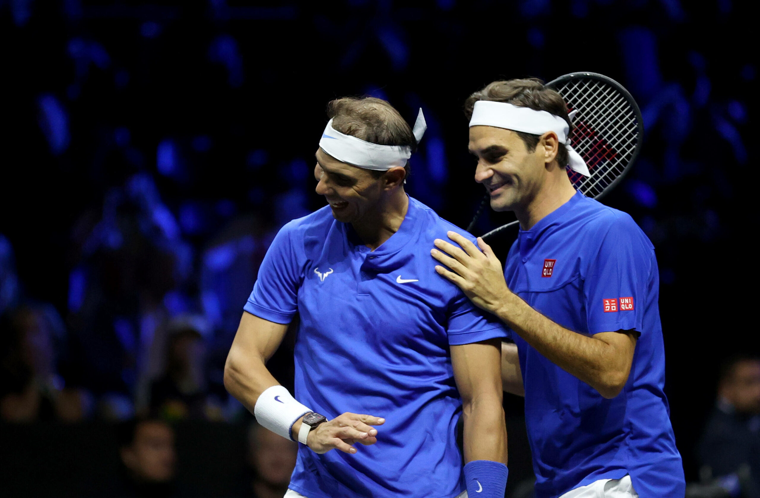 Rafael Nadal und Roger Federer scherzen beim gemeinsamen Doppel beim Laver Cup 2022.