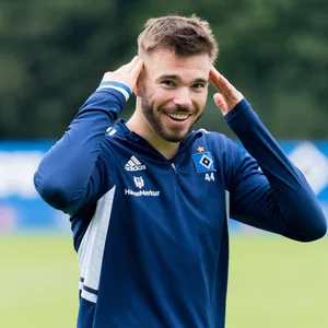 Kann er nach seiner Sperre bald wieder lachen? HSV-Profi Mario Vuskovic