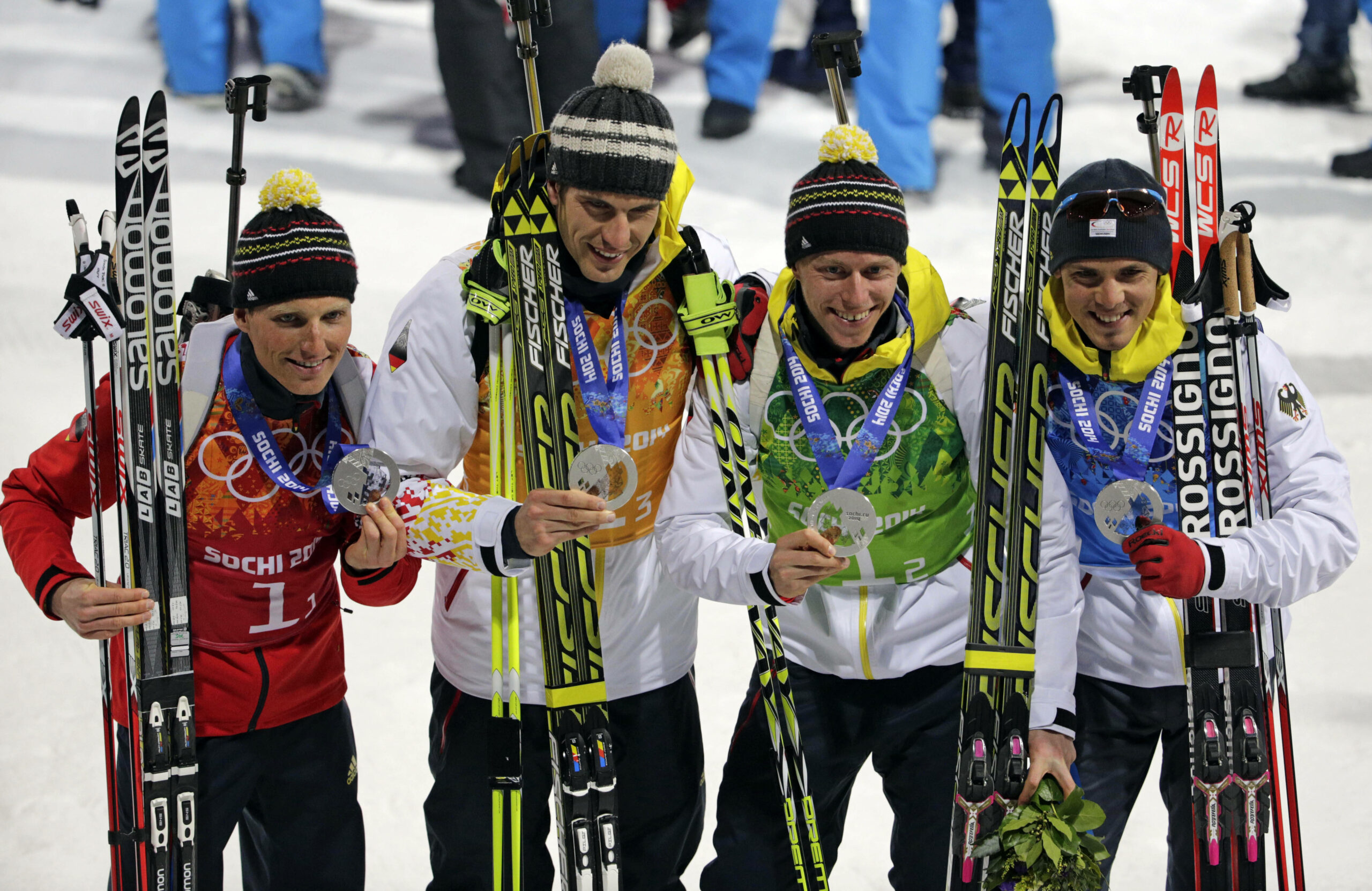 Erik Lesser, Arnd Peiffer, Daniel Böhm und Simon Schempp zeigen in Sotschi ihre Silbermedaillen