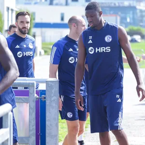 Ibrahima Cisse und Kenan Karaman nach dem Schalke-Training