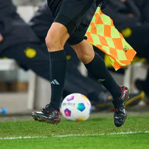 Schiedsrichter-Assistent läuft an der Seitenlinie