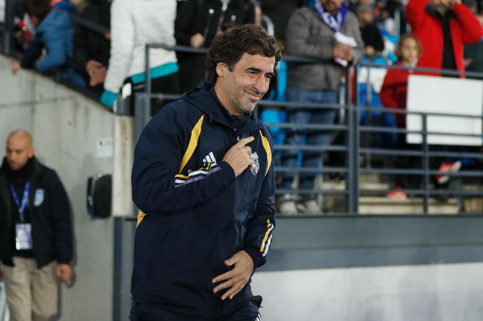 Raul zieht sich die Real Madrid-Jacke zu.