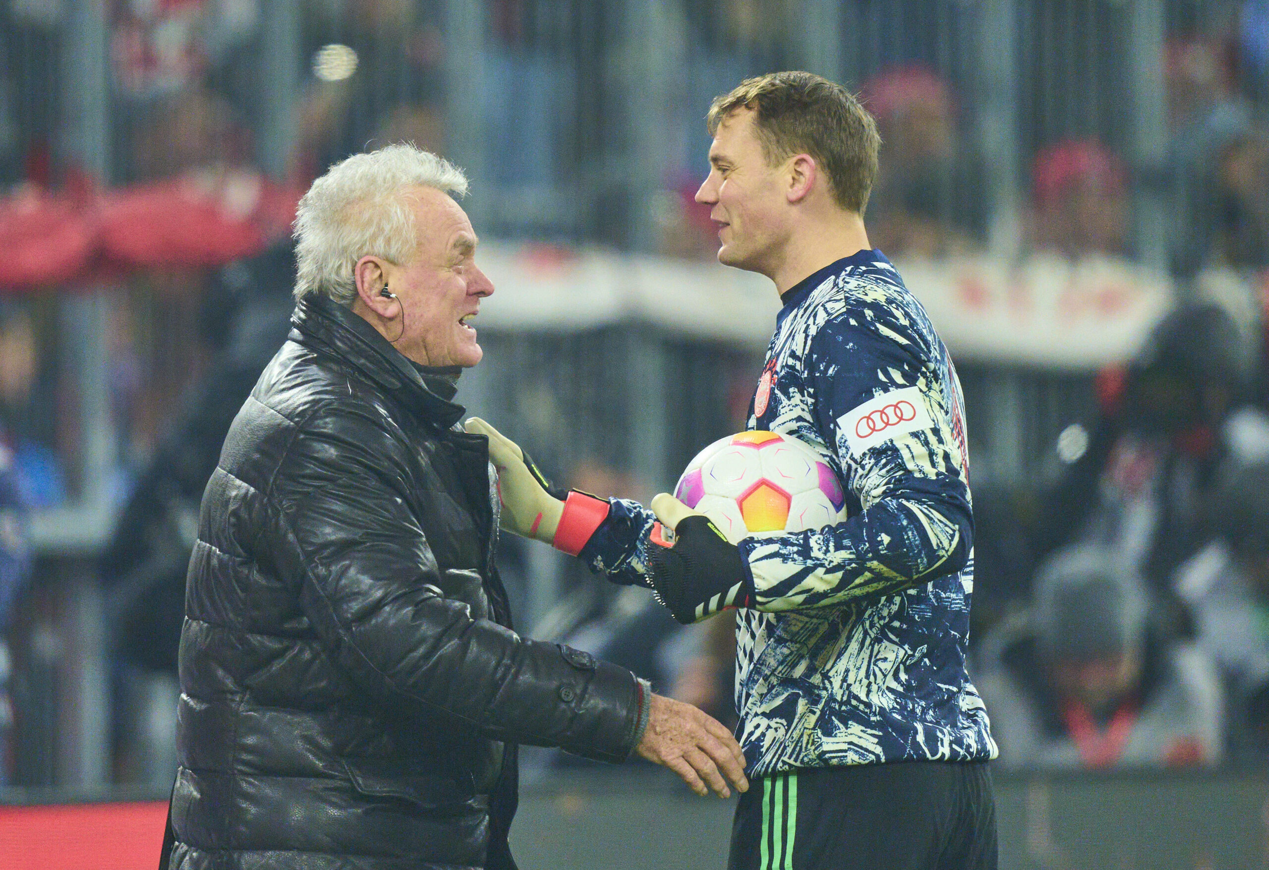 Sepp Maier spricht mit Manuel Neuer