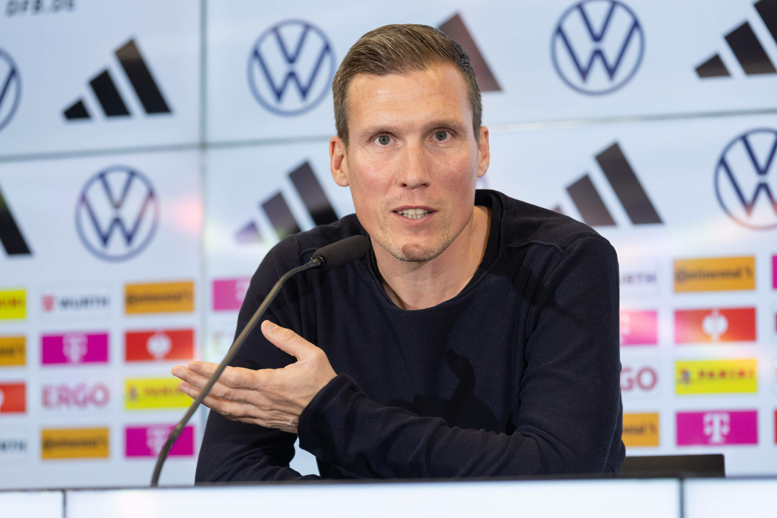 Hannes Wolf bei einer Pressekonferenz des DFB