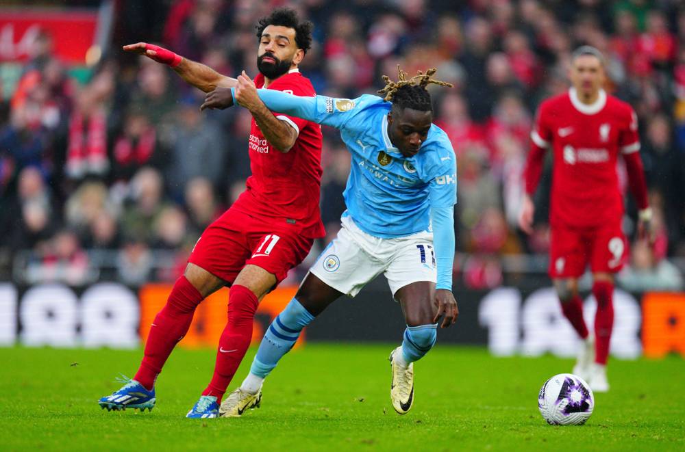 Liverpools Mo Salah (l.) und Jeremy Doku von Manchester City zählen zu den Topstars der Premier League.