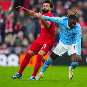 Liverpools Mo Salah (l.) und Jeremy Doku von Manchester City zählen zu den Topstars der Premier League.