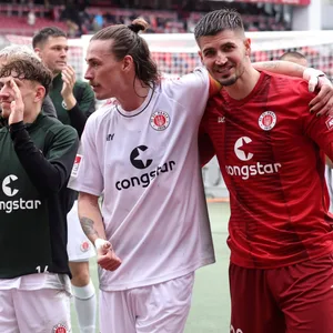 Nikola Vasilj und Jackson Irvine beim Feiern nach einem Sieg