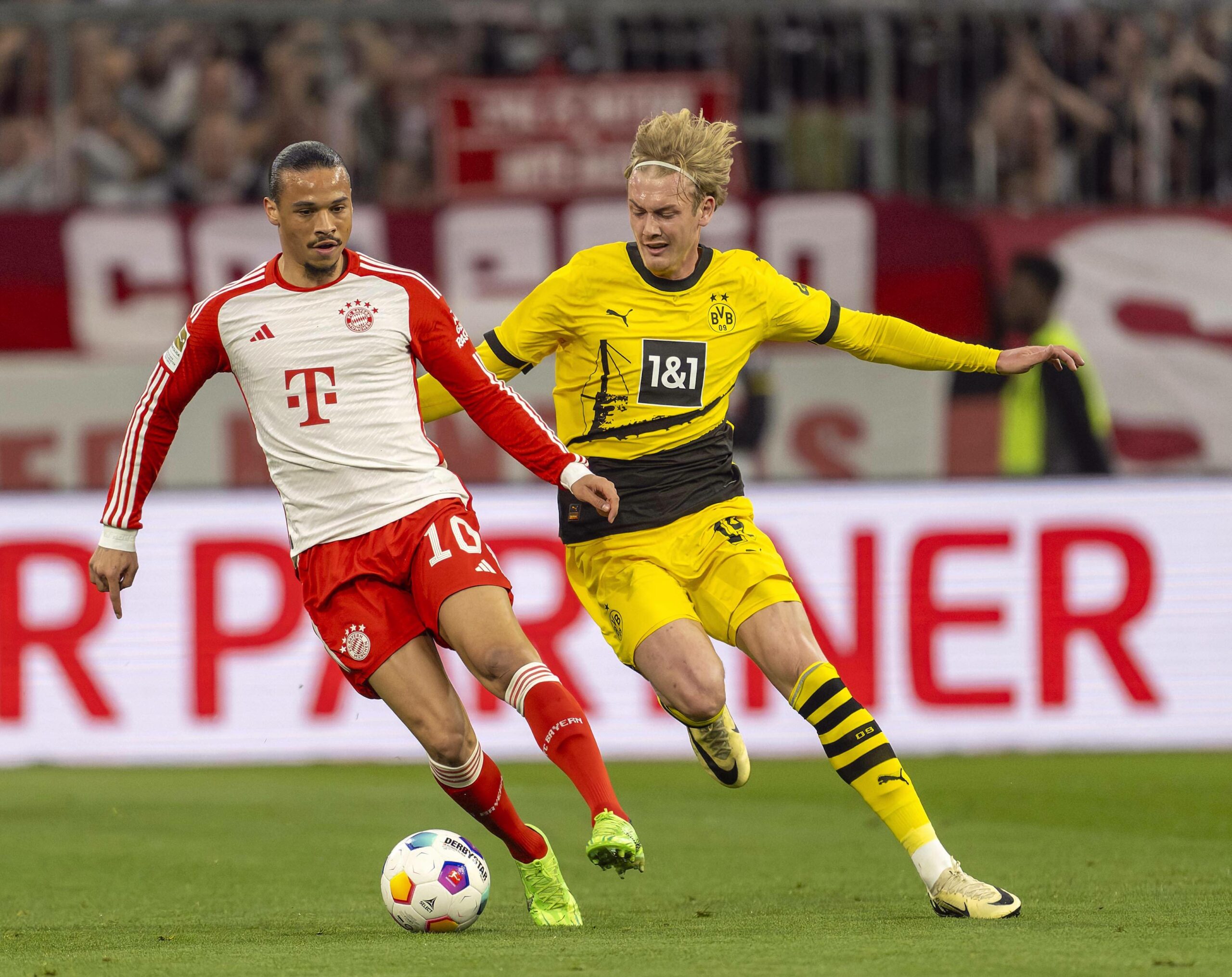 Leroy Sane im Zweikampf gege Julian Brandt.