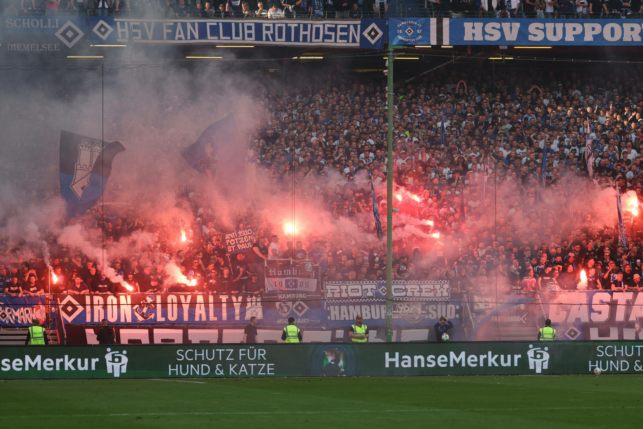 Pyrotechnik in der HSV-Kurve.