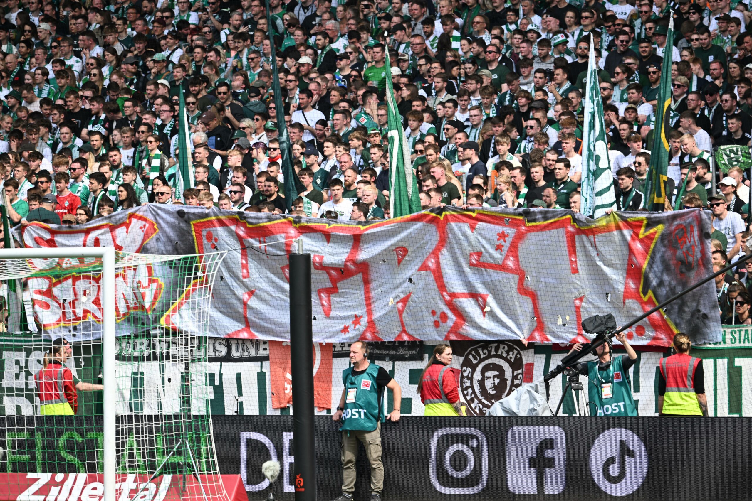 Beim Spiel gegen Borussia Mönchengladbach zeigten die Werder-Ultras ein Banner