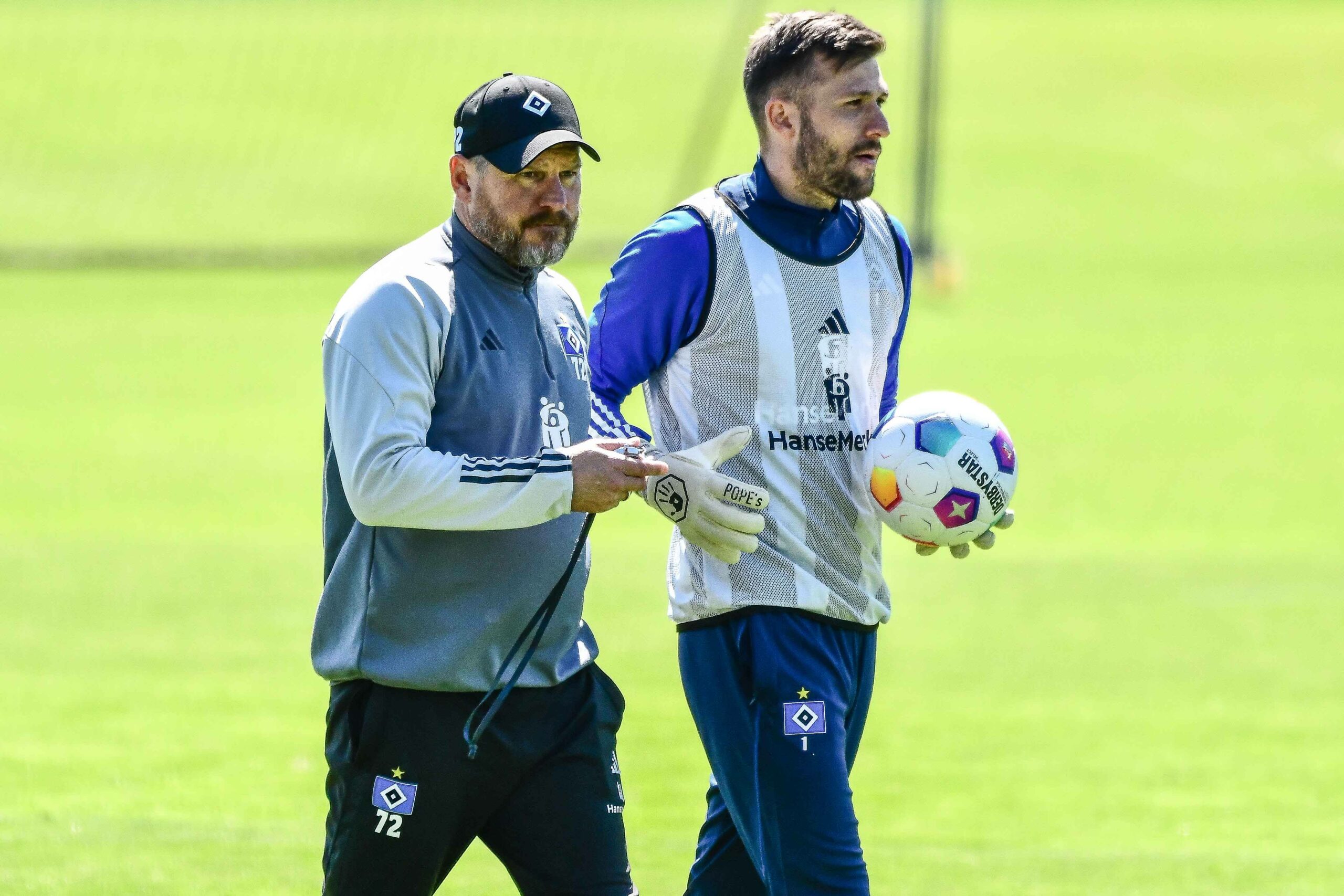 Steffen Baumgart und Daniel Heuer Fernandes gehen nebeneinander über den Trainingsplatz