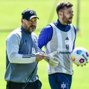 Steffen Baumgart und Daniel Heuer Fernandes gehen nebeneinander über den Trainingsplatz