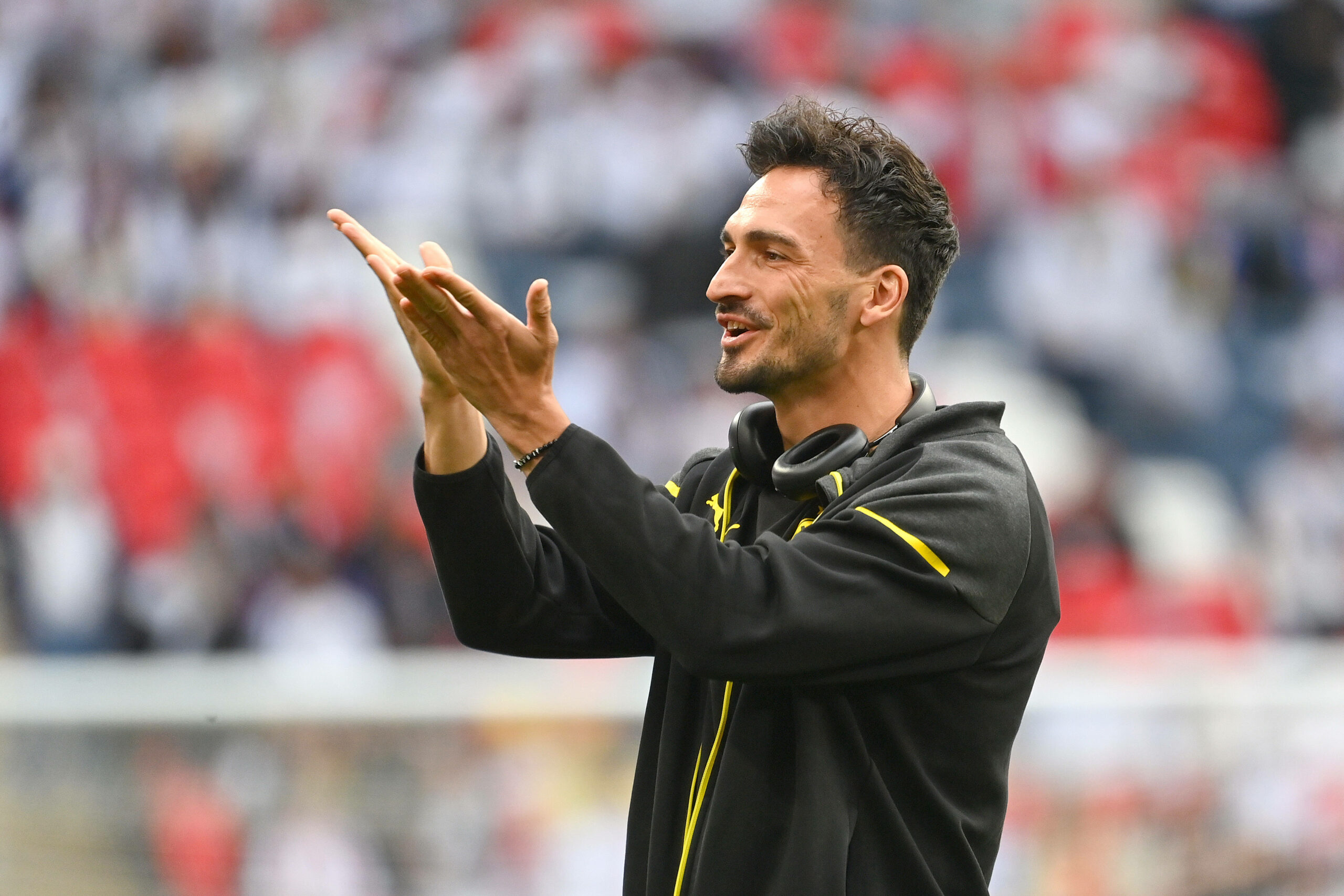 Mats Hummels hält die Hände vor sich nach oben.