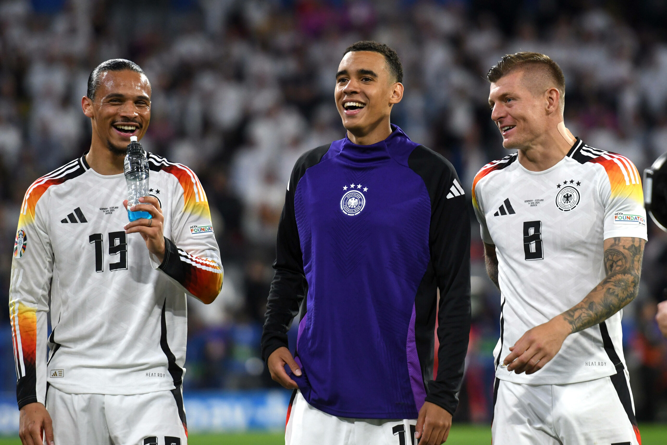 Leroy Sané, Jamal Musiala und Toni Kroos unterhalten sich nach EM-Spiel gegen Schottland