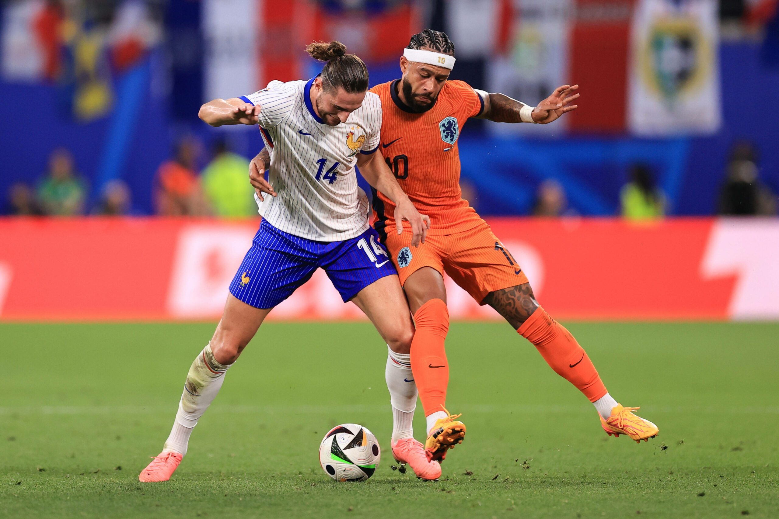 Adrien Rabiot (l.) und Memphis Depay im Zweikampf.