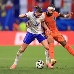 Adrien Rabiot (l.) und Memphis Depay im Zweikampf.