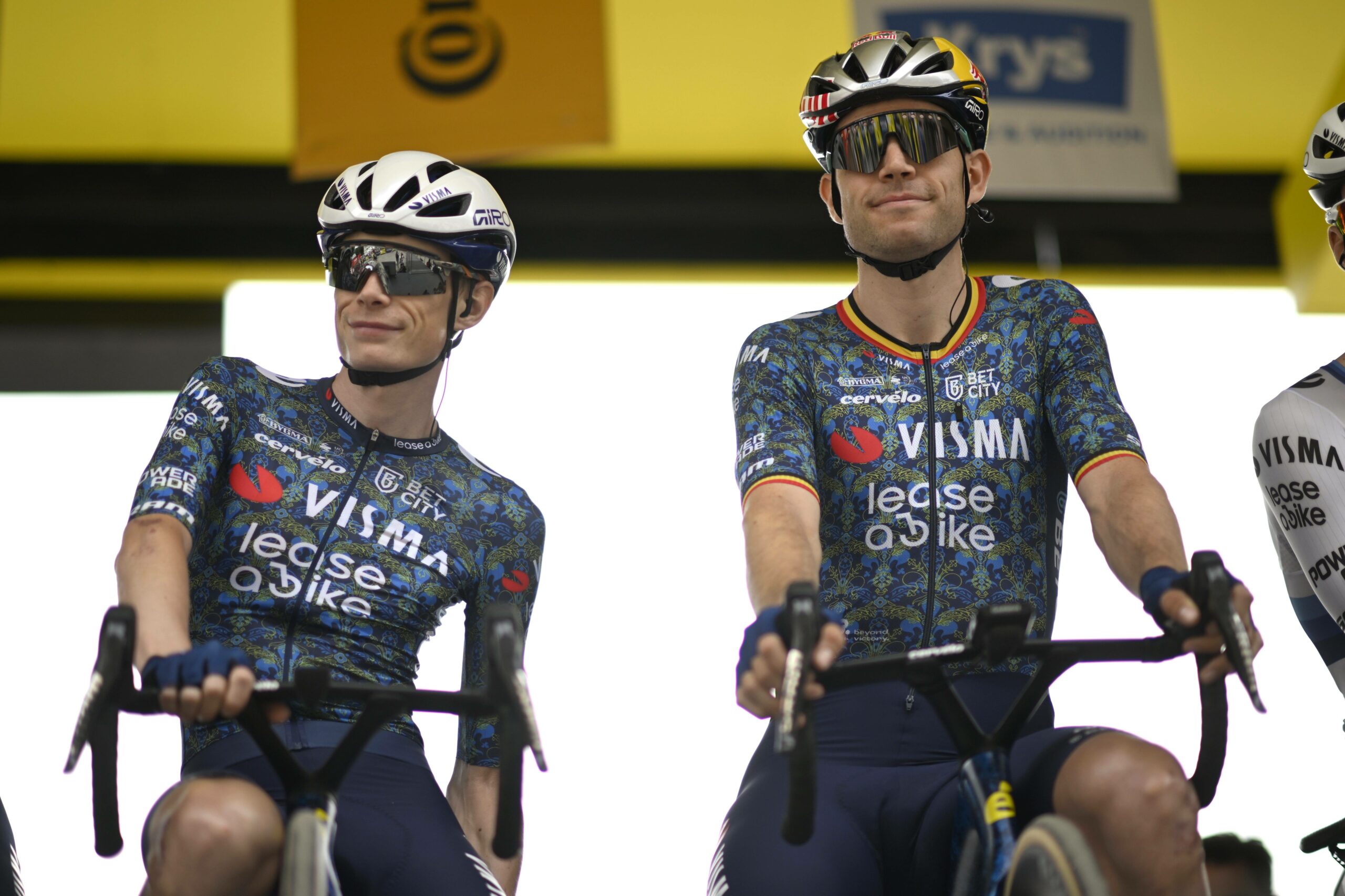 Jonas Vingegaard und Wout van Aert bei der Teampräsentation vor der 5. Etappe der Tour de France 2024