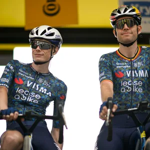 Jonas Vingegaard und Wout van Aert bei der Teampräsentation vor der 5. Etappe der Tour de France 2024
