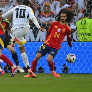 Jamal Musiala schießt Marc Cucurella an die Hand
