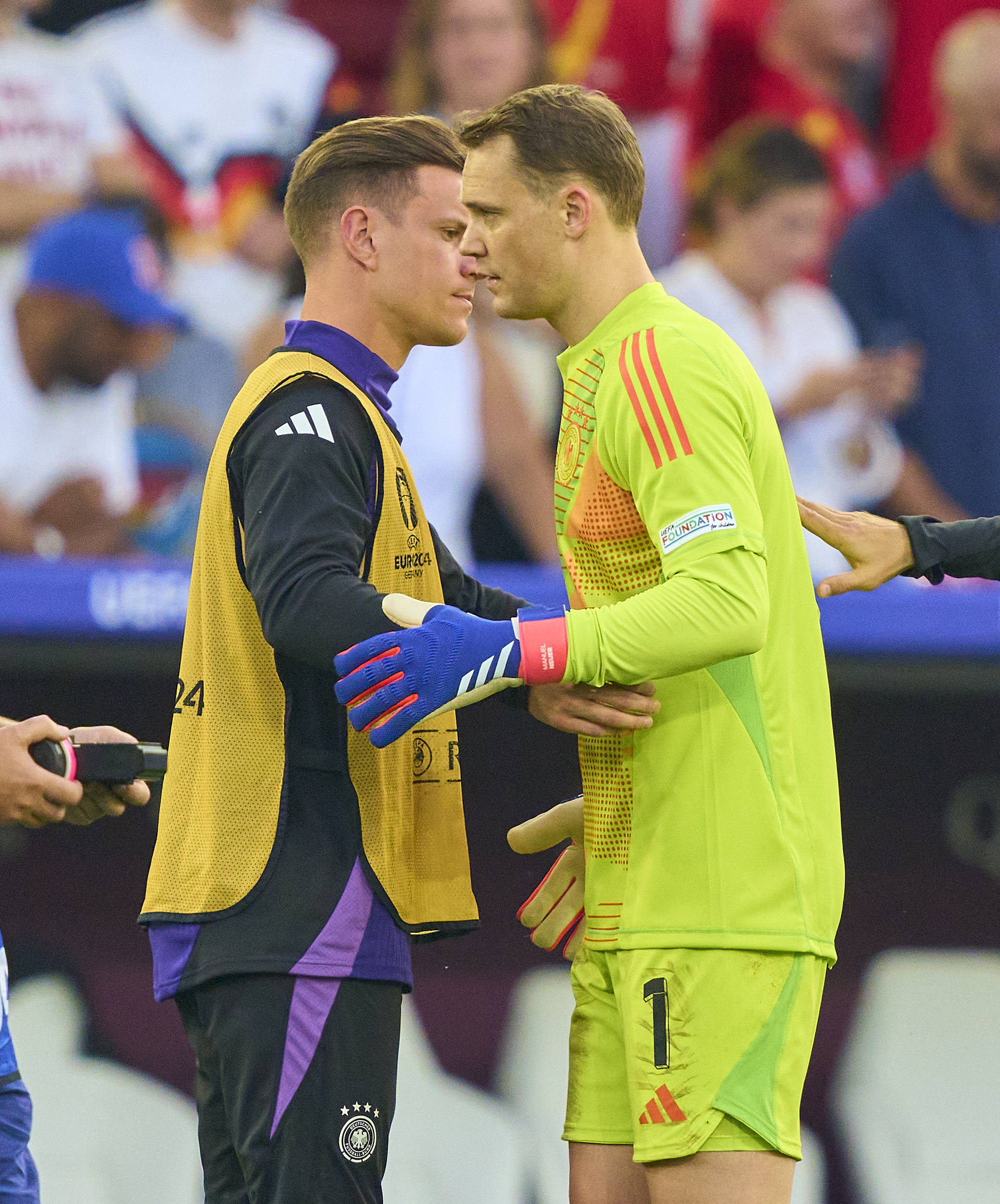 Marc-Andre ter Stegen und Manuel Neuer klatschen sich ab.