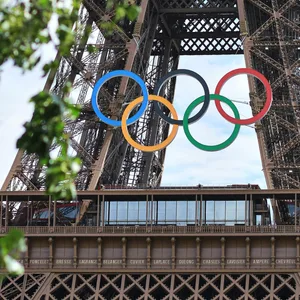 Olympia-Ringe am Eiffelturm in Paris