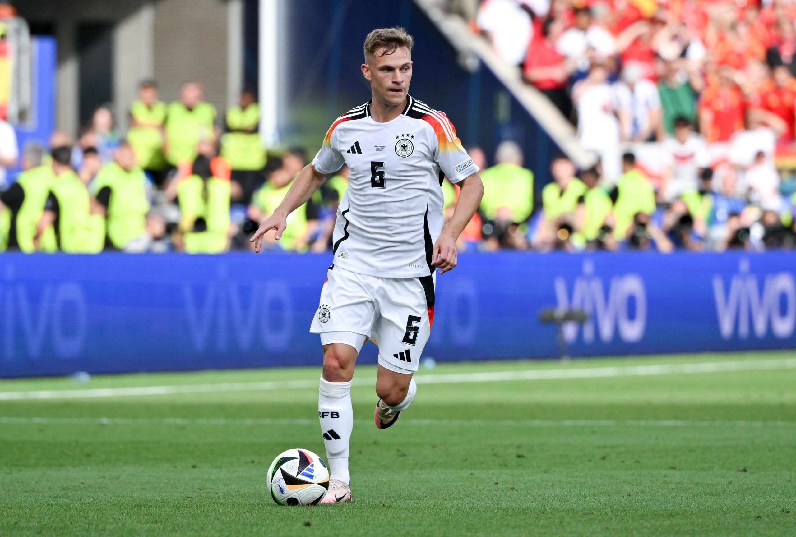 Joshua Kimmich dribbelt mit Ball am Fuß im Trikot des DFB.