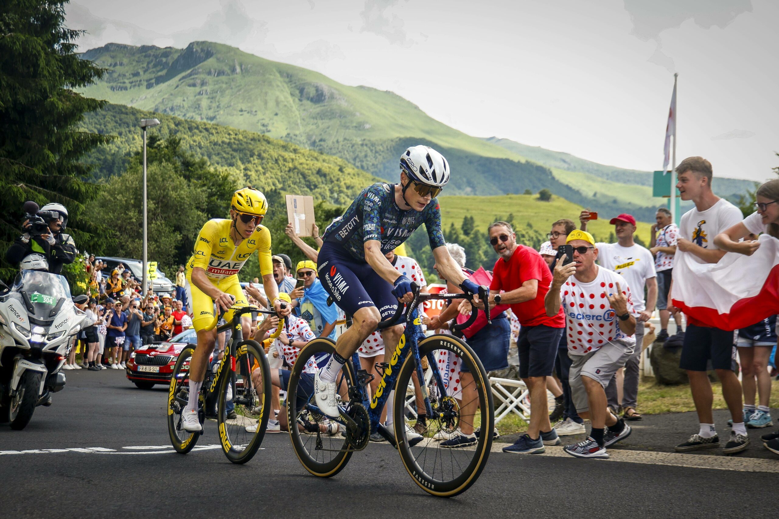 Tadej Pogacar und Jonas Vingegaard fahren Rad an Rad den Col de Font de Cere hoch.