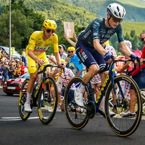 Tadej Pogacar und Jonas Vingegaard fahren Rad an Rad den Col de Font de Cere hoch.