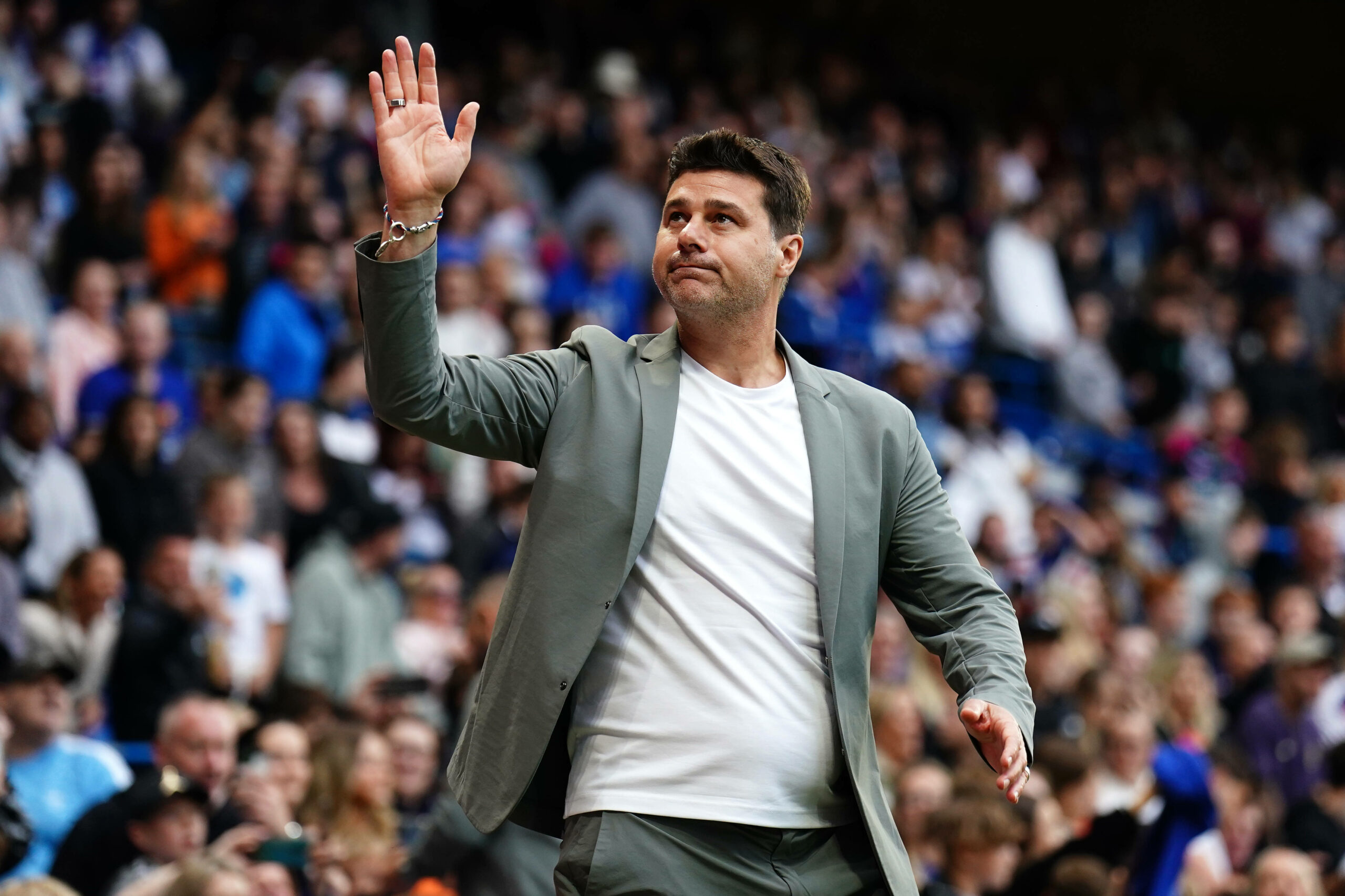 Mauricio Pochettino winkt den Zuschauern an der Stamford Bridge zu.