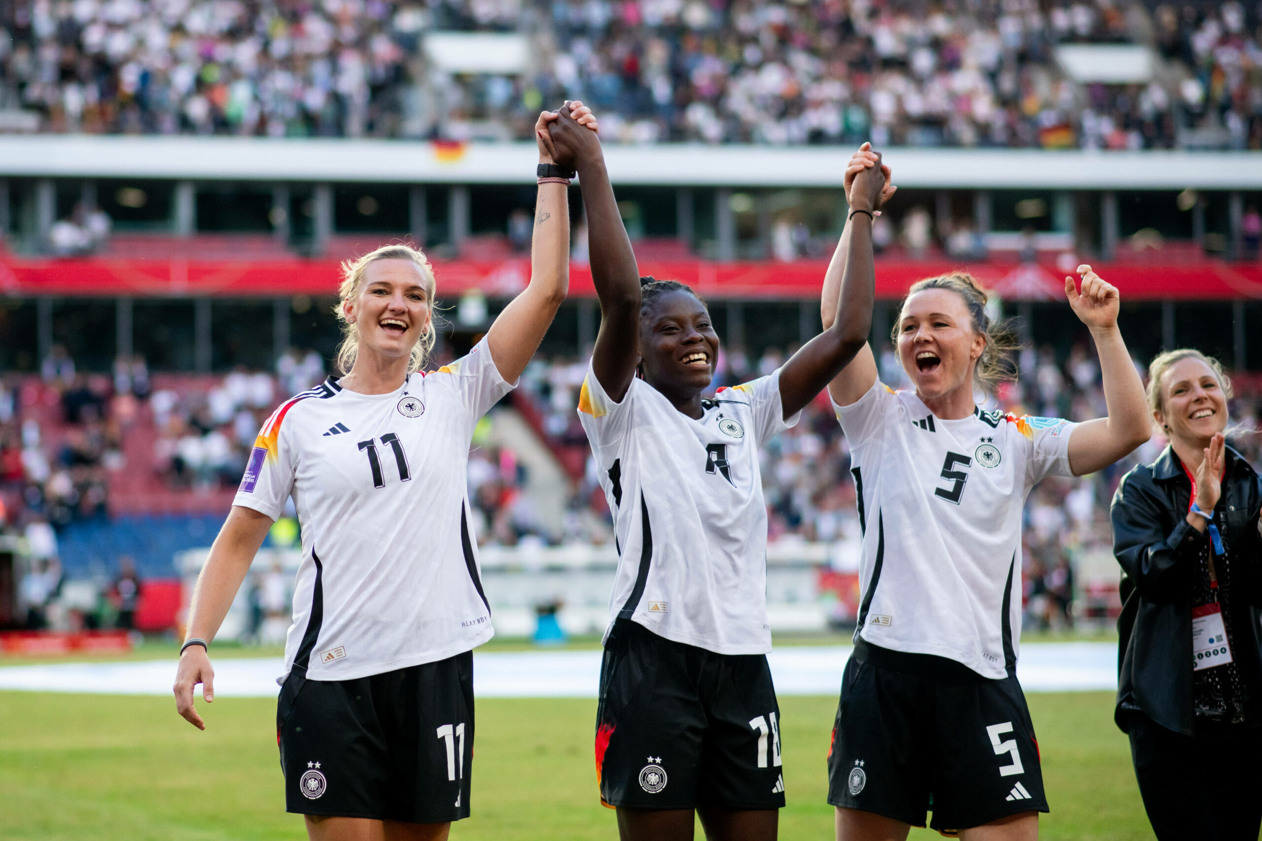 Alexandra Popp, Nicole Anyomi und Marina Hegering