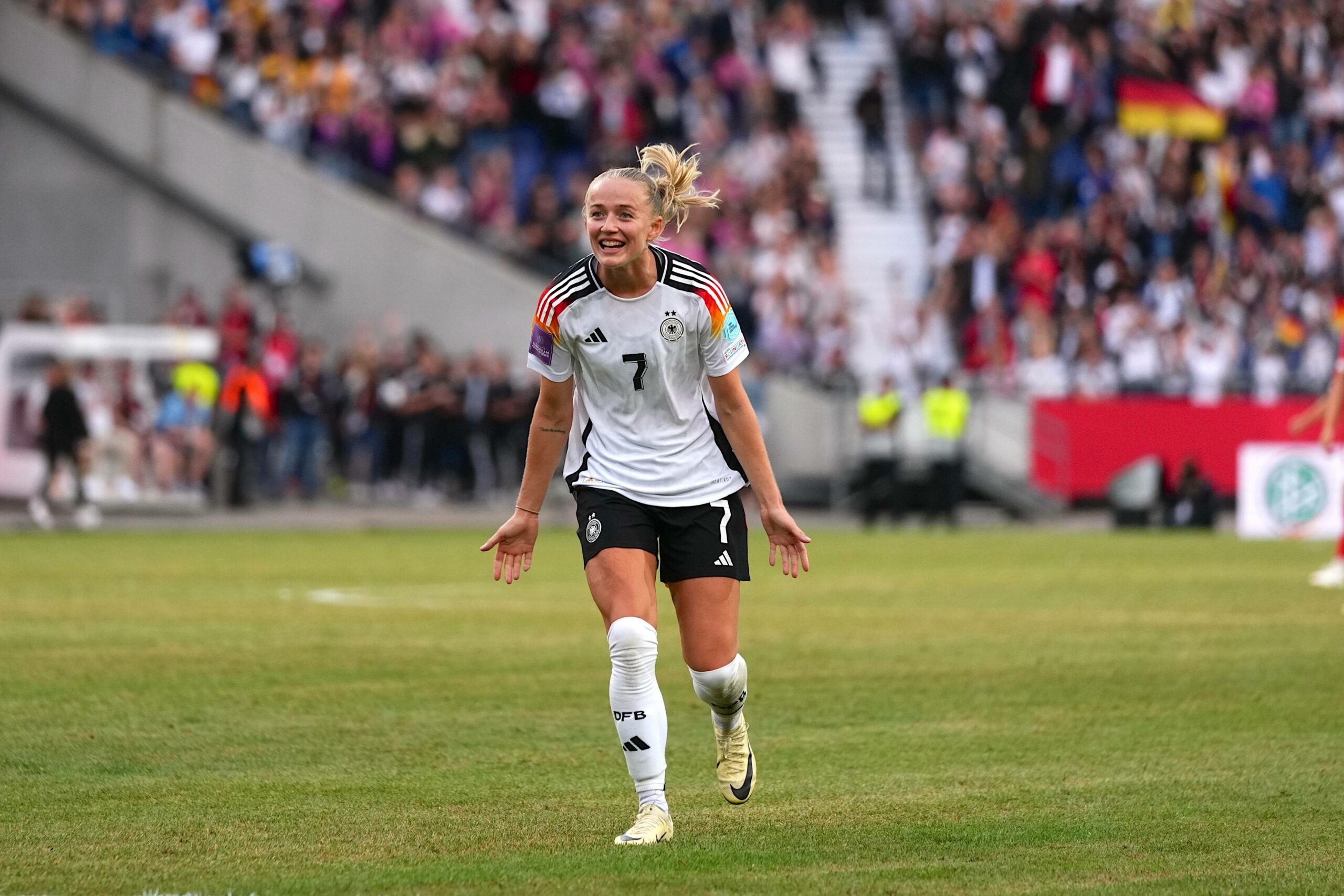 Lea Schüller im Trikot der deutschen Nationalmannschaft