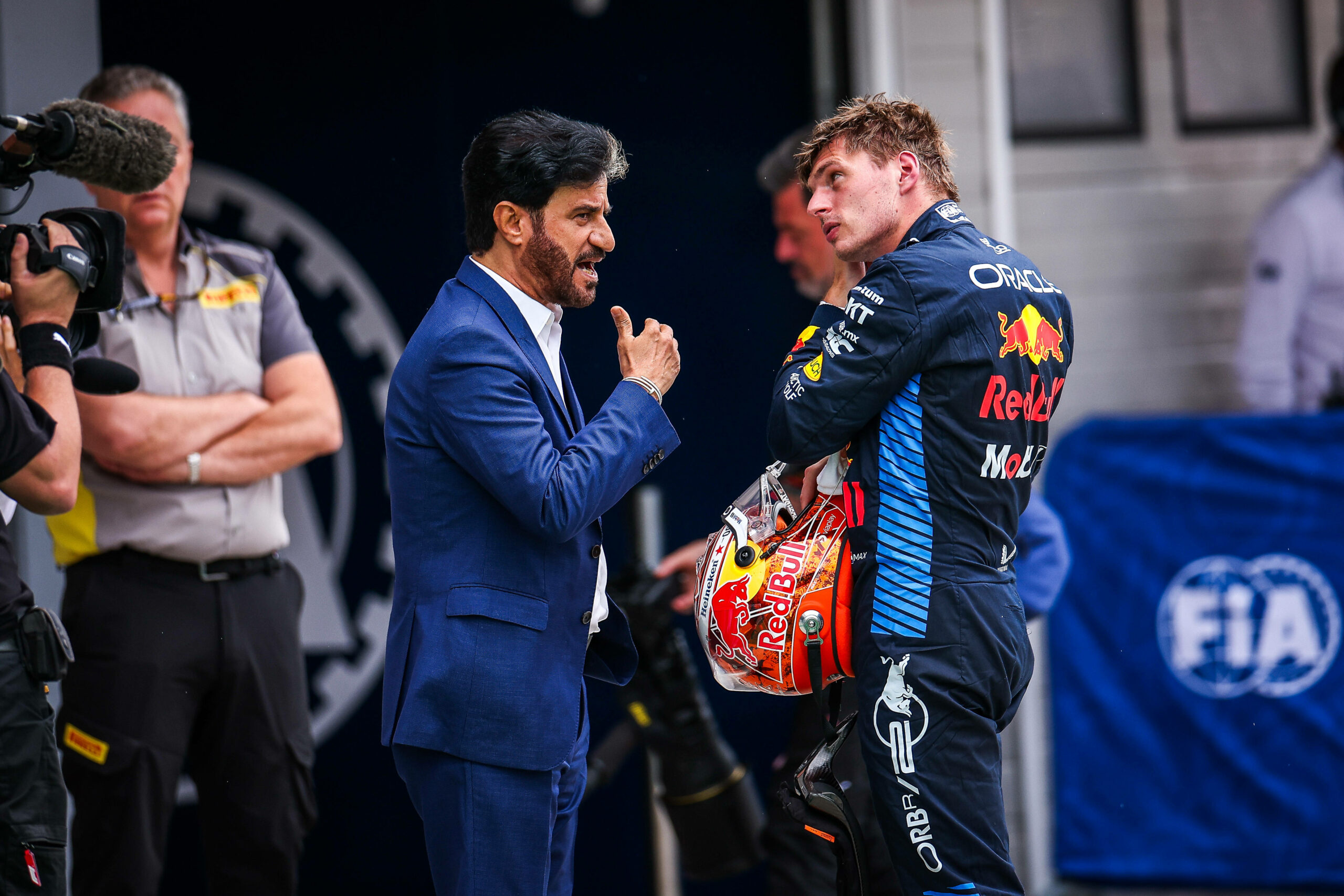 Mohammed Ben Sulayem und Max Verstappen unterhalten sich nach dem Grand Prix von Ungarn