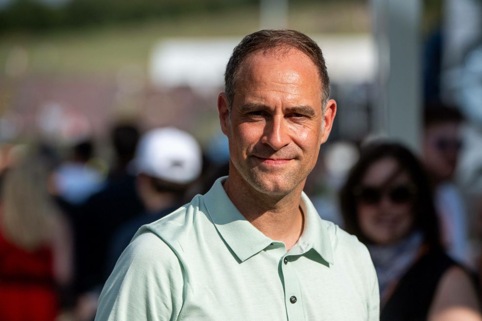 Oliver Mintzlaff zu Besuch beim Rennen in der Formel 1.