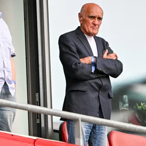 Martin Kind auf der Tribüne mit verschränkten Armen