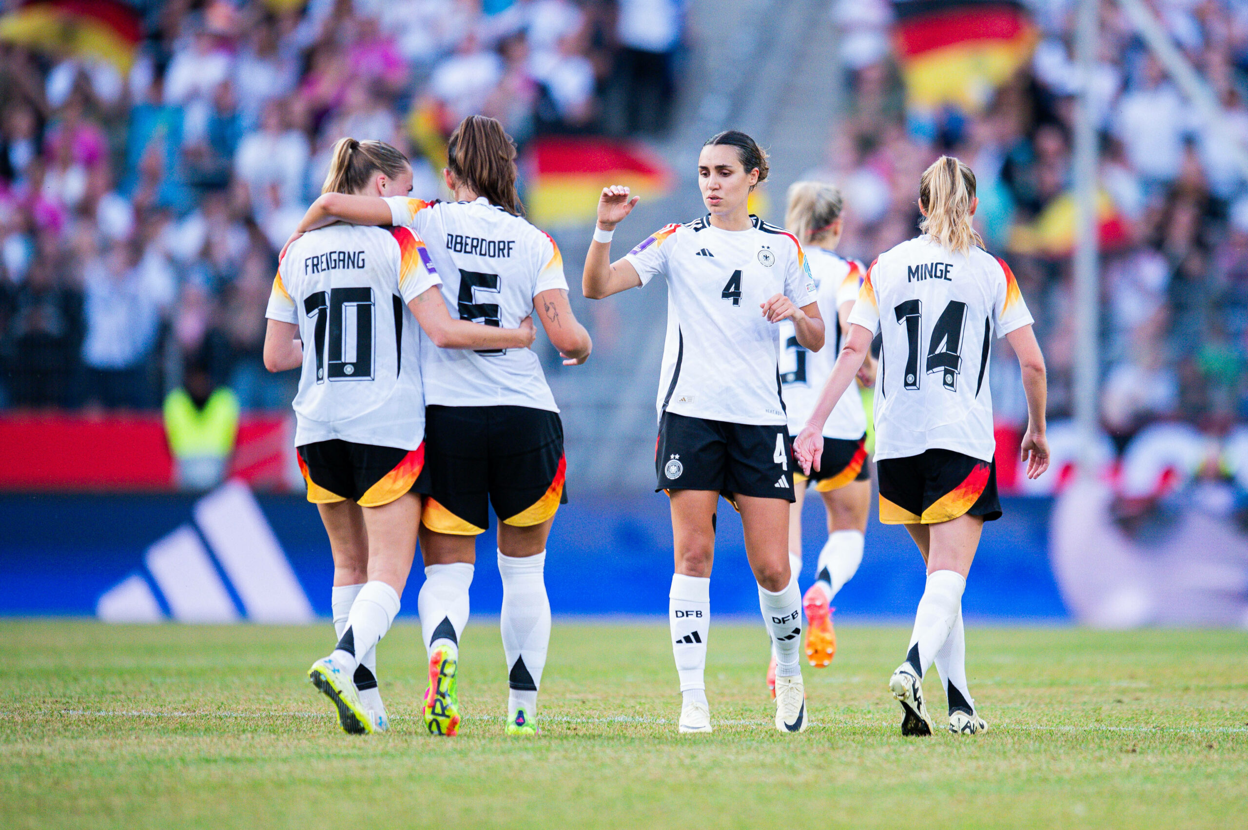 Bibiane Schulze Solano beim abklatschen mit Laura Freigang und Lena Oberdorf