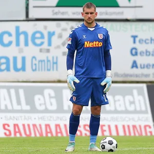 Julian Pollerbeck beobachtet das Spielfeld mit einem Ball vor seinen Füßen