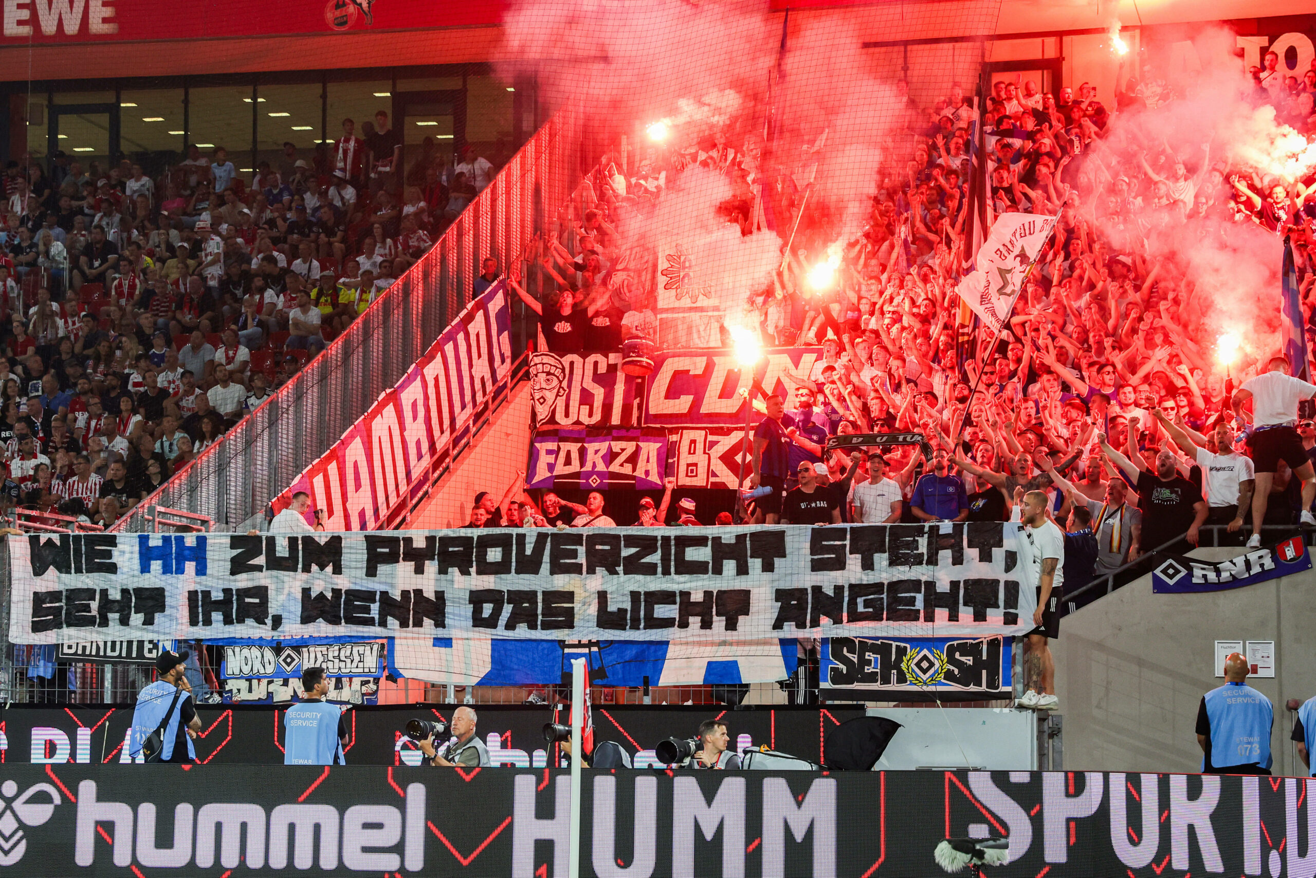 HSV-Fans zünden Bengalos in Köln.