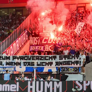 HSV-Fans zünden Bengalos in Köln.