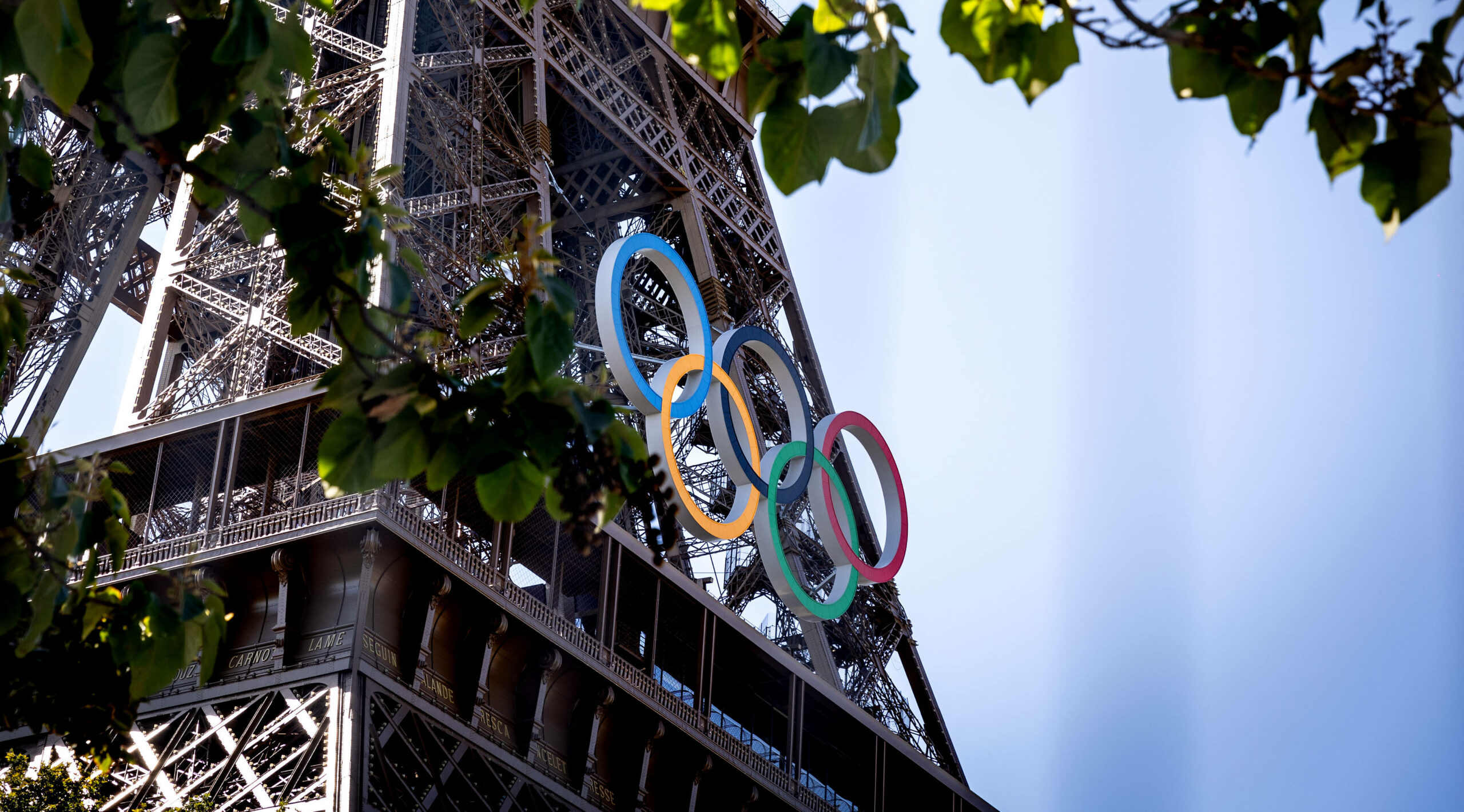 Die Olympischen Ringe am Eiffelturm