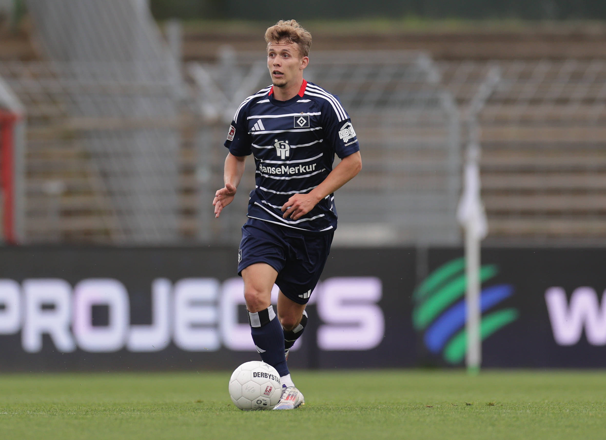 Anssi Suhonen dribbelt am Ball